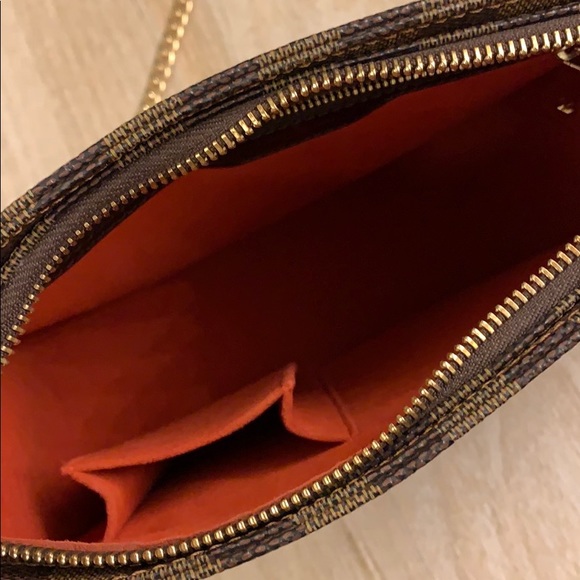 ❌SOLD❌ Louis Vuitton Crossbody - Picture 6 of 8